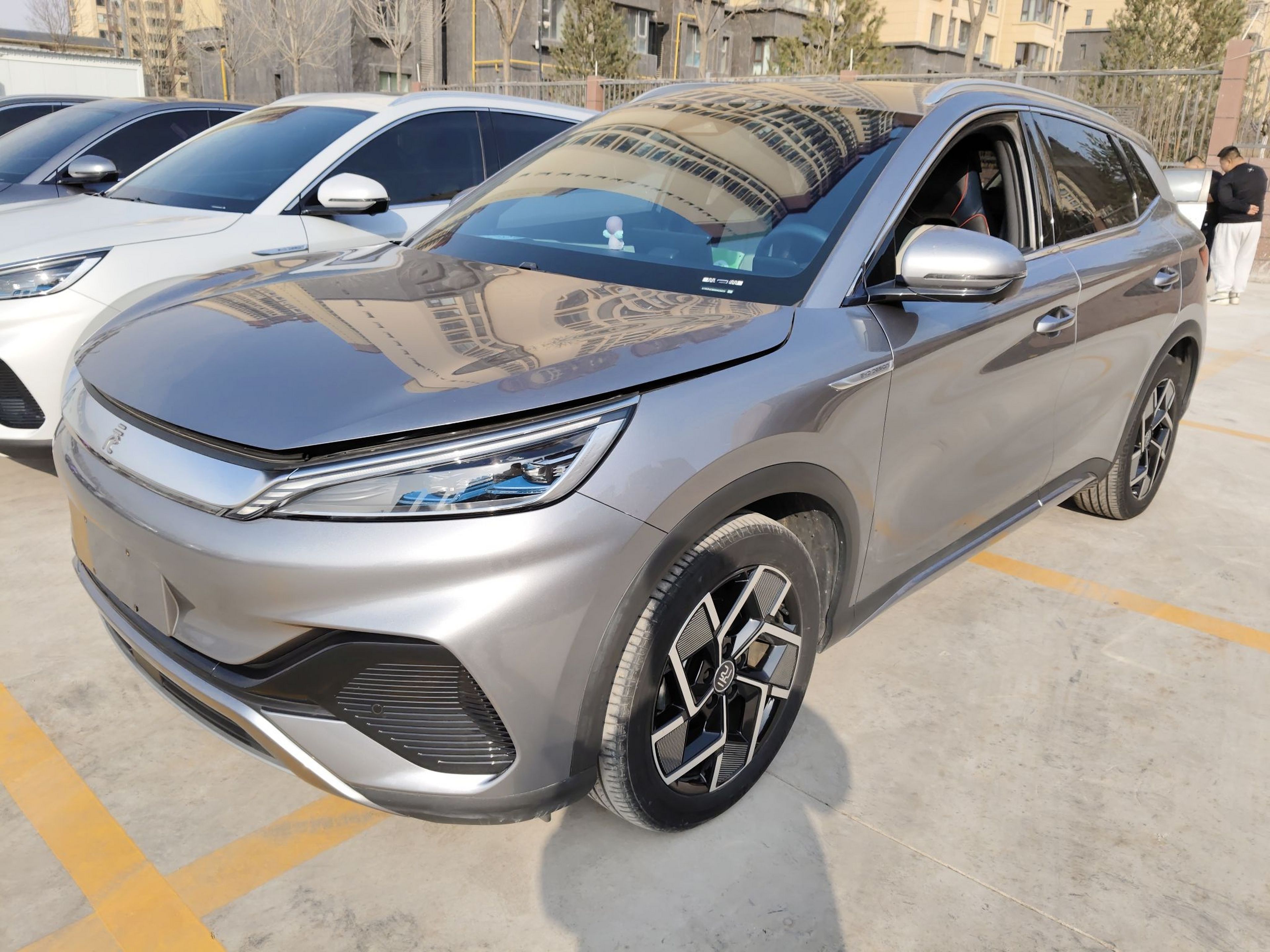 Под передней частью автомобиля