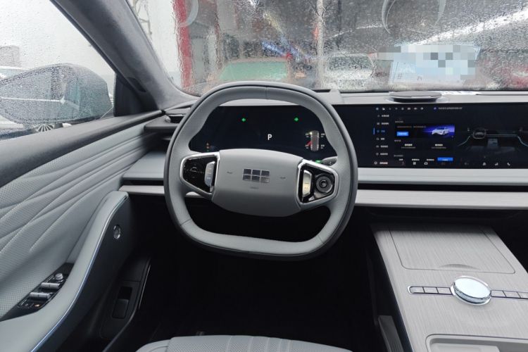 Used  E8 2024 550 km Range Rear-Drive MAX
