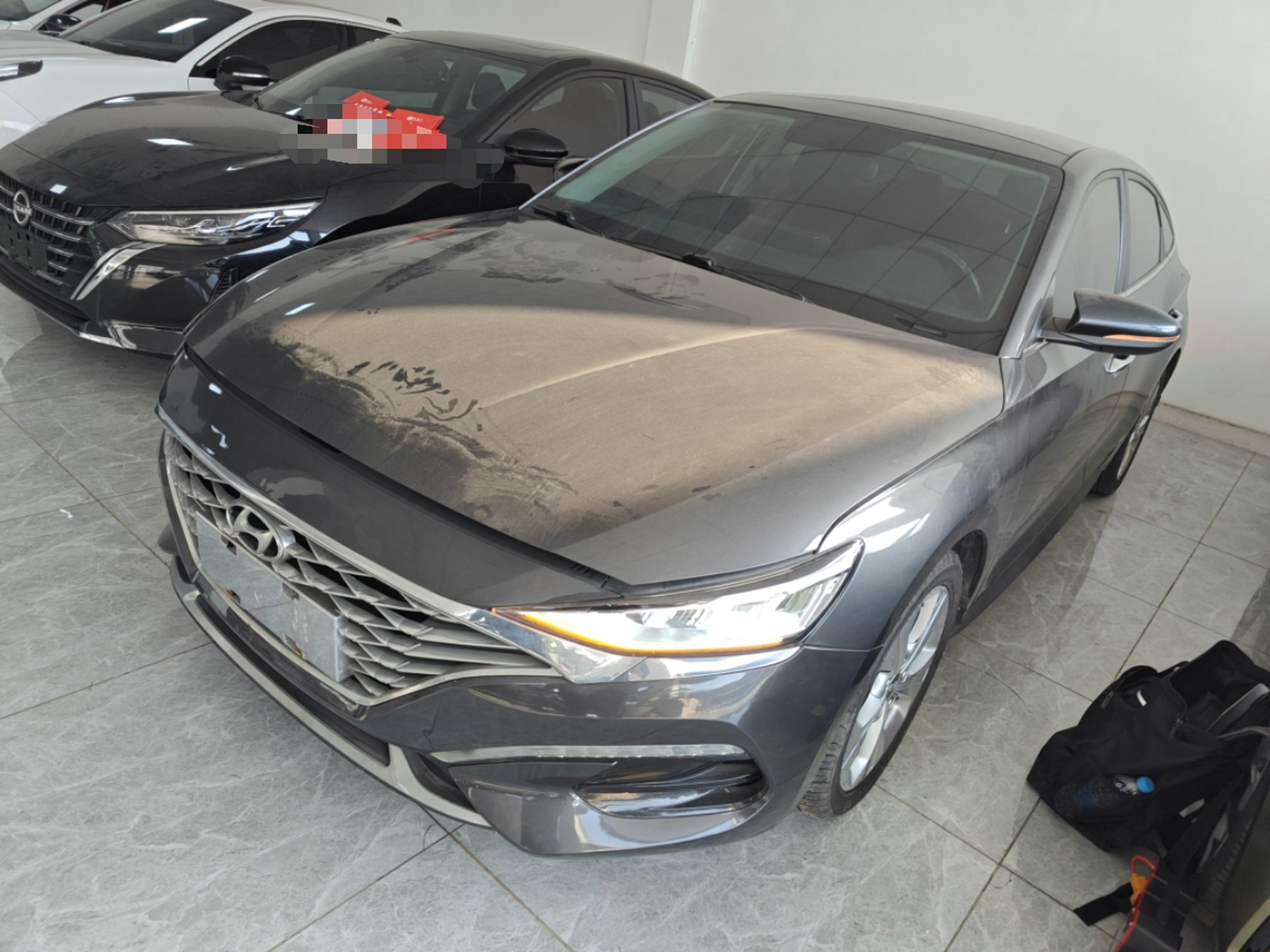 Под передней частью автомобиля