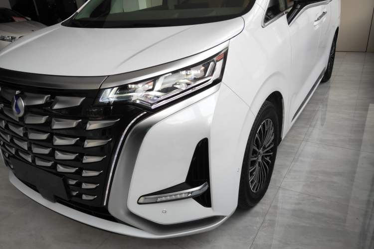 Used Denza D9 2022 DM-i 970 Four-Wheel Drive Flagship Model
