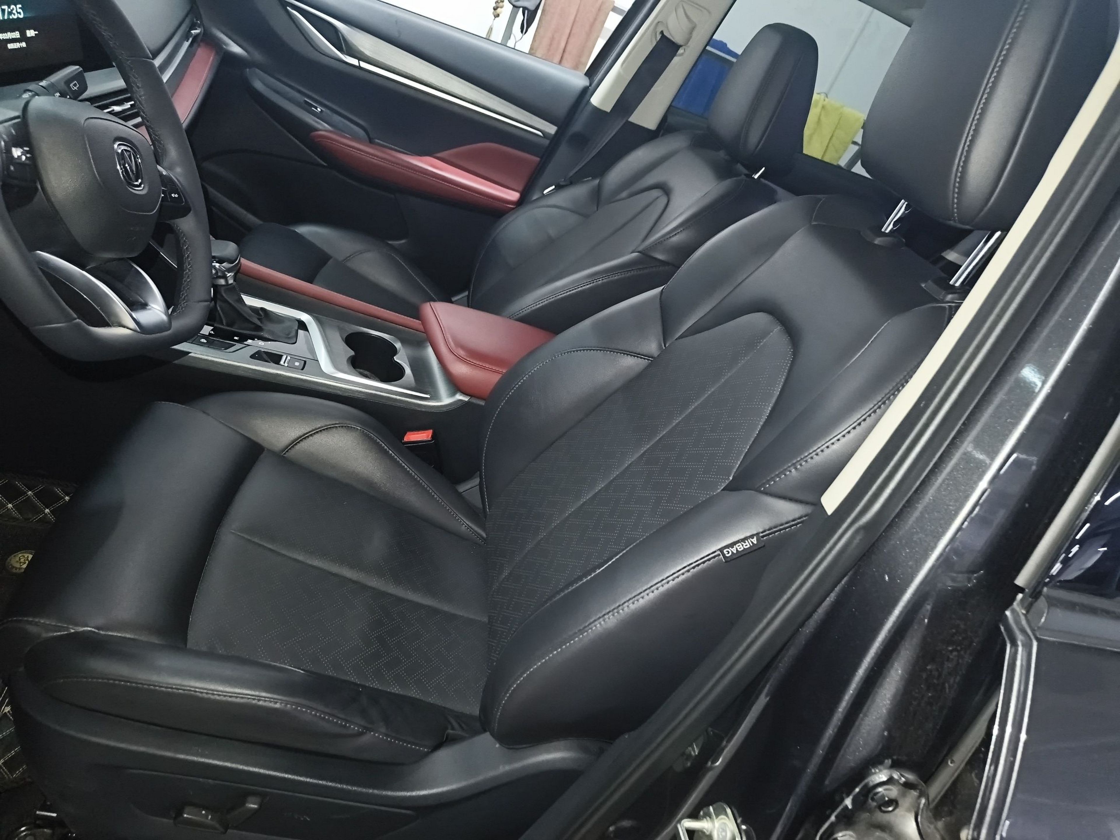 Переднее сиденье в автомобиле