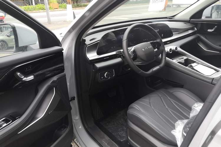 Used  Stellar C-DM 2025 100 Long-Range Plus Two-Wheel Drive
