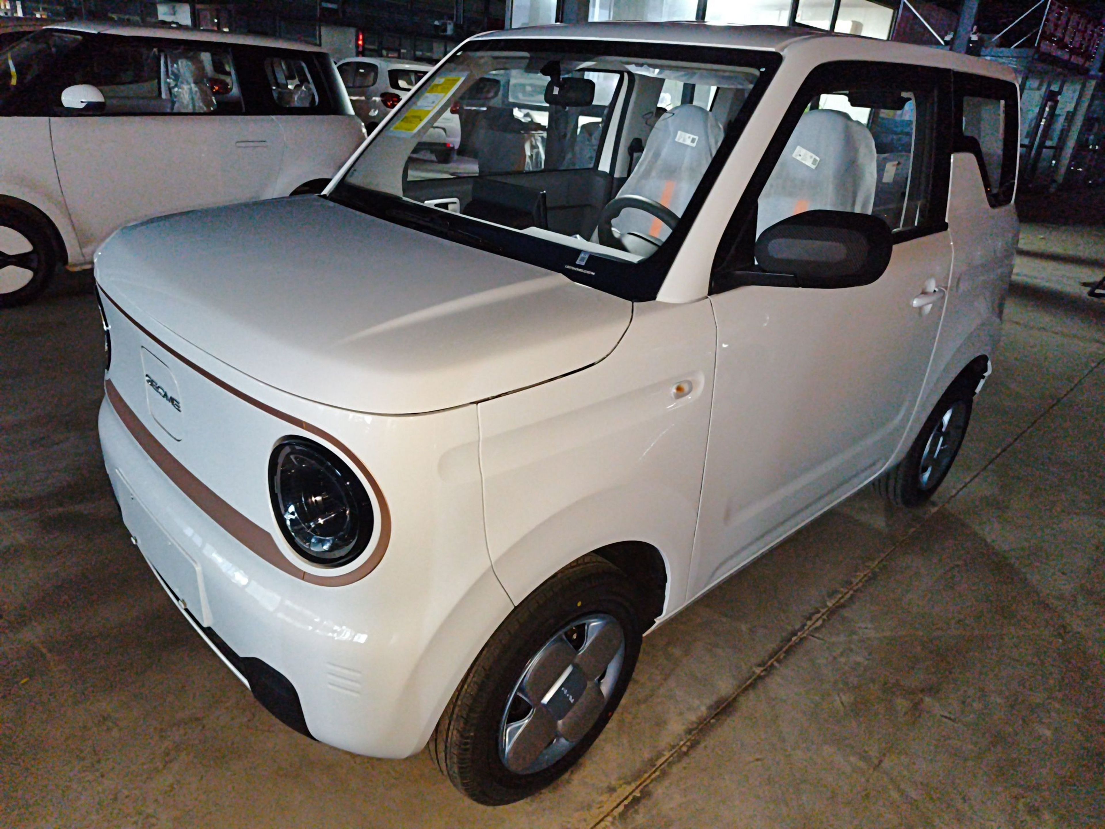 Под передней частью автомобиля