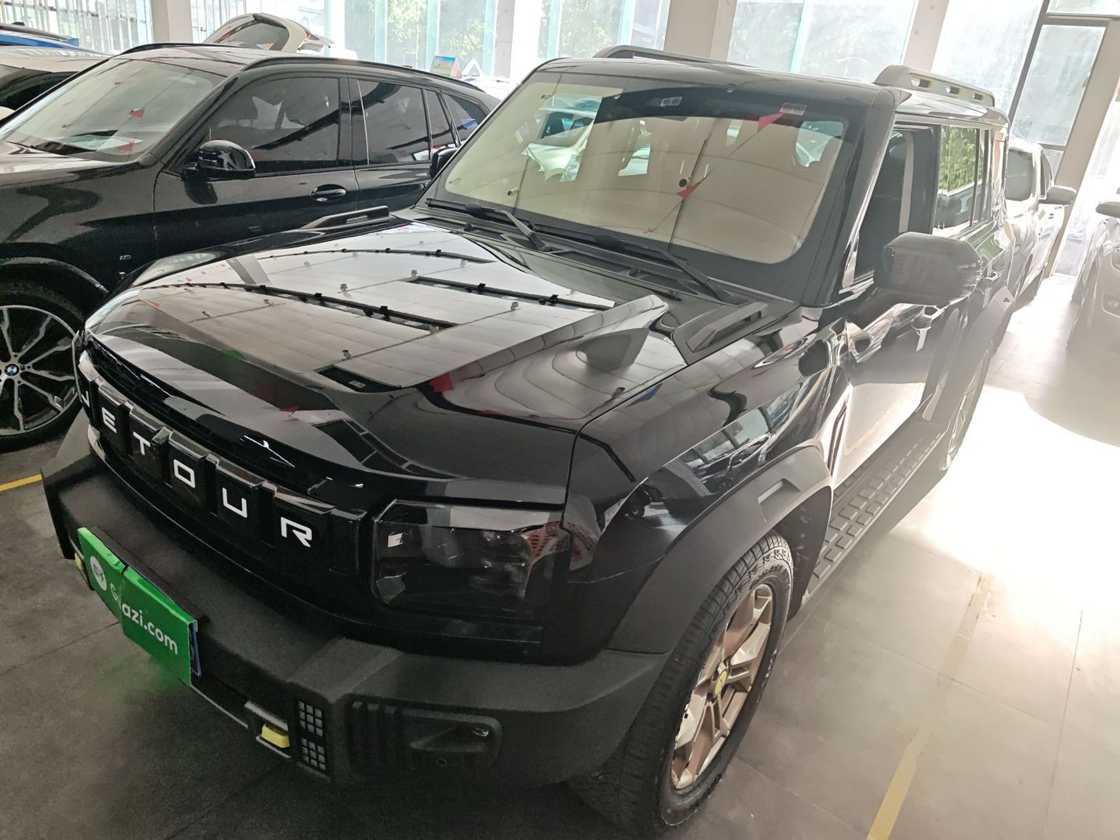 تحت مقدمة السيارة