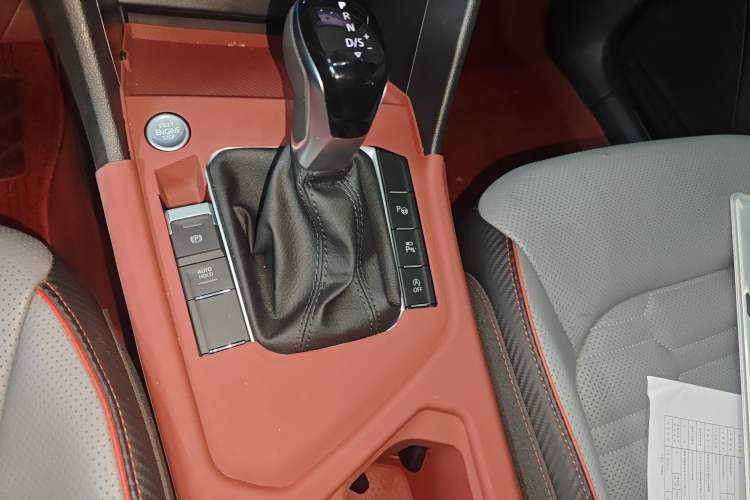 Used Volkswagen Tiguan L 2025 Model Outstanding Version 330TSI Automatic Two-Wheel Drive R-Line Longyao Edition
