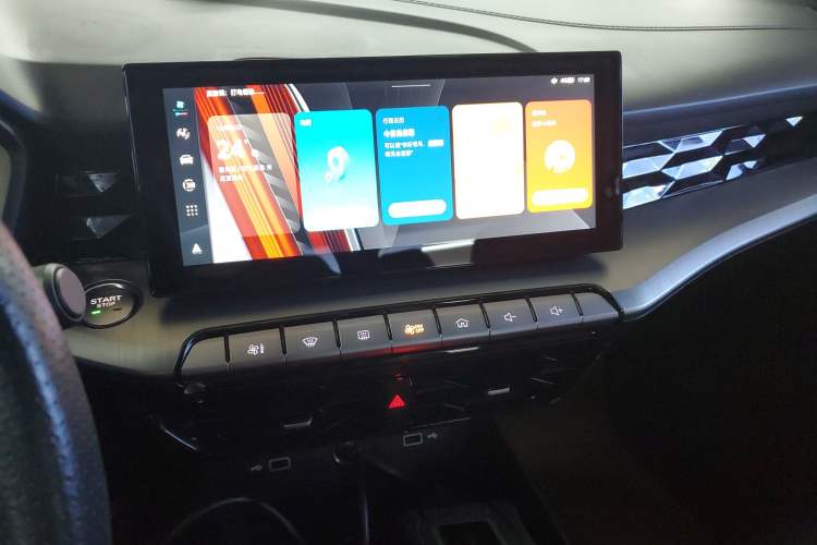 Used MG 5 2022 300TGI DCT Chao Yue Luxury Edition
