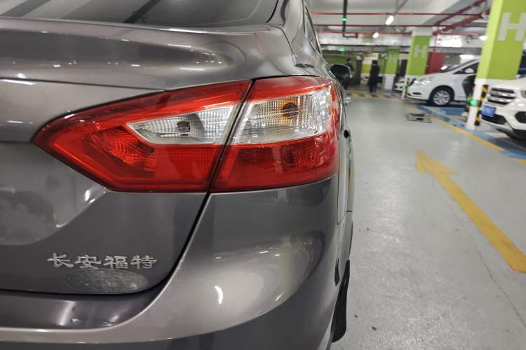 Used Ford Focus 2012 Sedan 1.6L Automatic Fashion Edition
