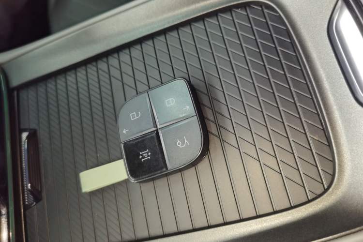 Used Lynk & Co 08 EM-P 2025 220 km All-Wheel-Drive Performance Halo