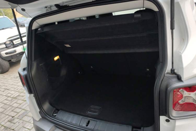 Used  Renegade 2018 Connected Large Screen Version 180T Automatic High-Energy Edition