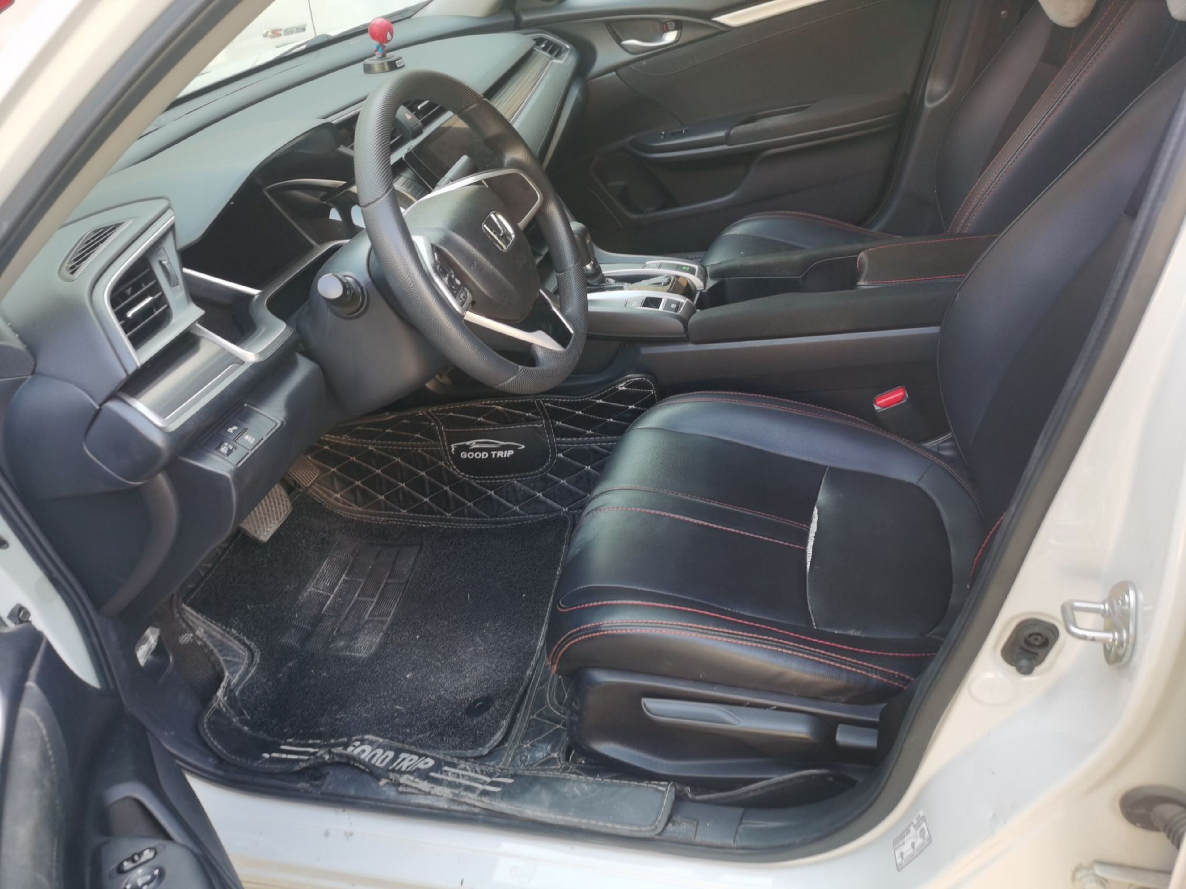 Переднее сиденье в автомобиле