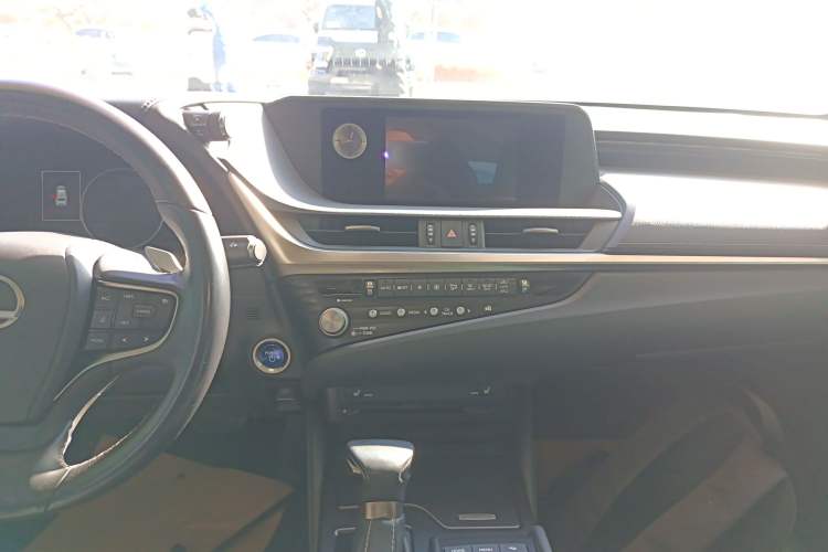 Used Lexus ES 2020 300h Premier Edition
