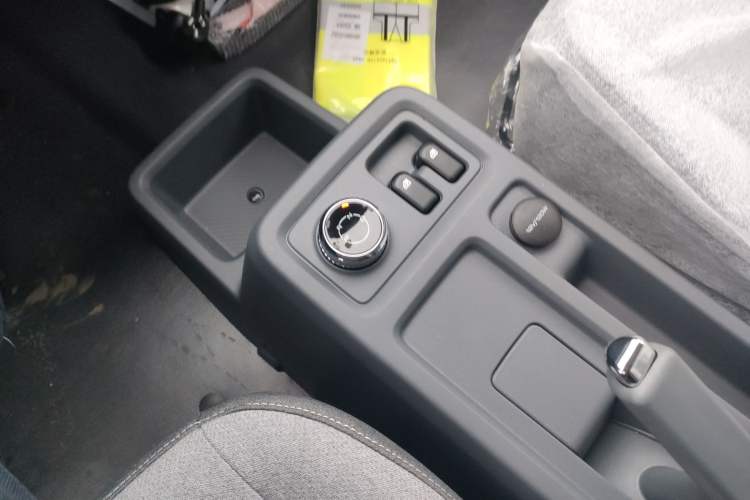 Used Wuling Yangguang 2024 300KM Comfort Version Passenger Van 75kW
