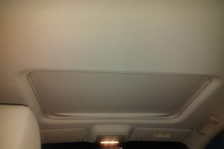 Used Buick GL8 2023 Facelifted Land Cruiser Executive Luxury Version
