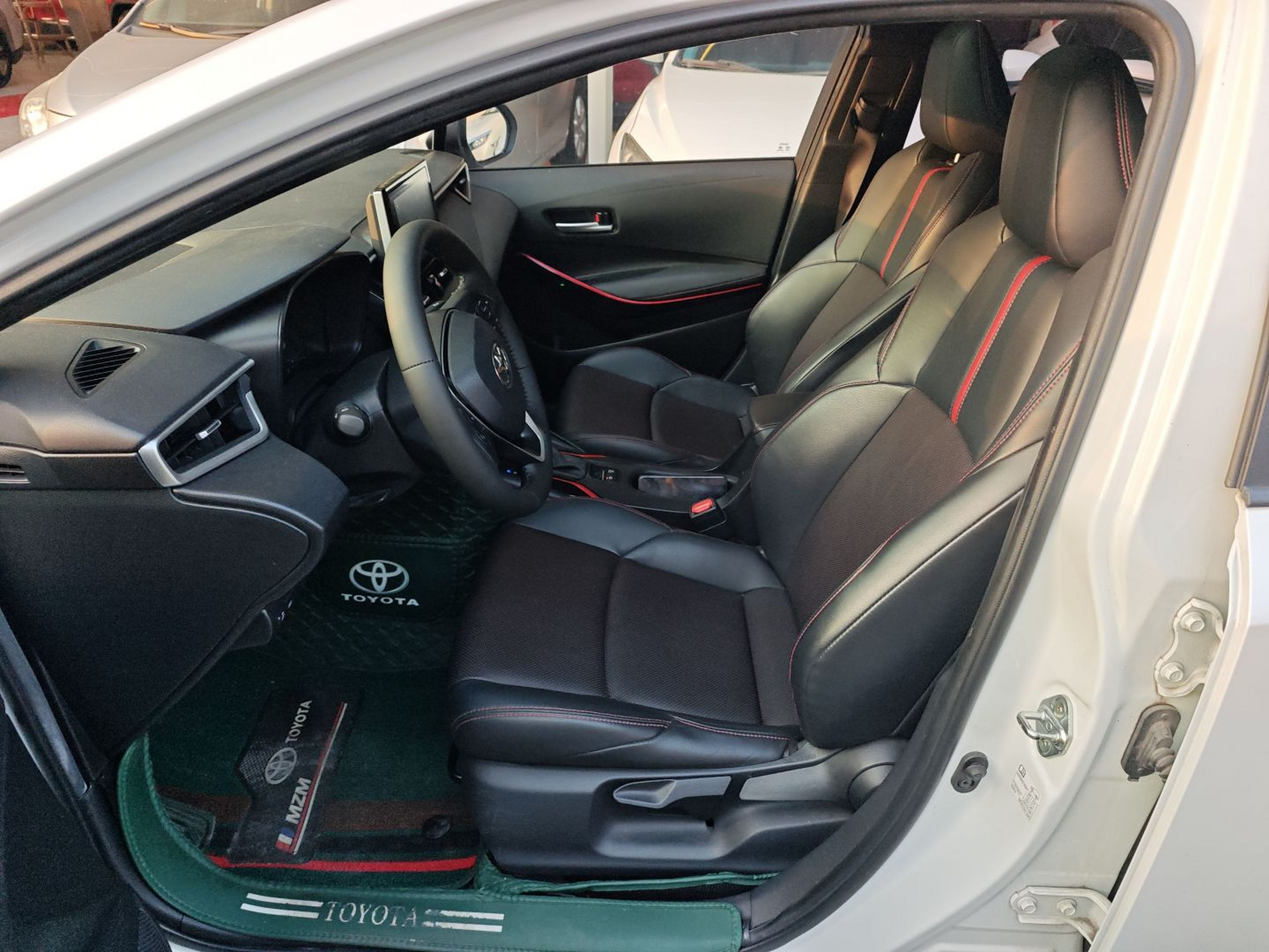 المقاعد الأمامية داخل السيارة