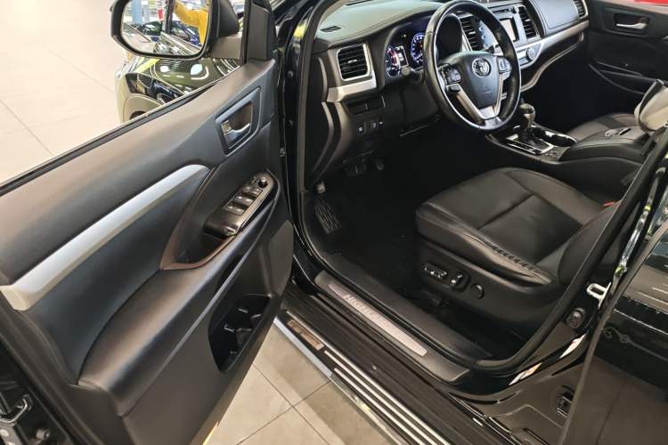 Used Toyota Highlander 2018 2.0T Four-Wheel Drive Luxury Edition 7 Seats China V Emission Standard
