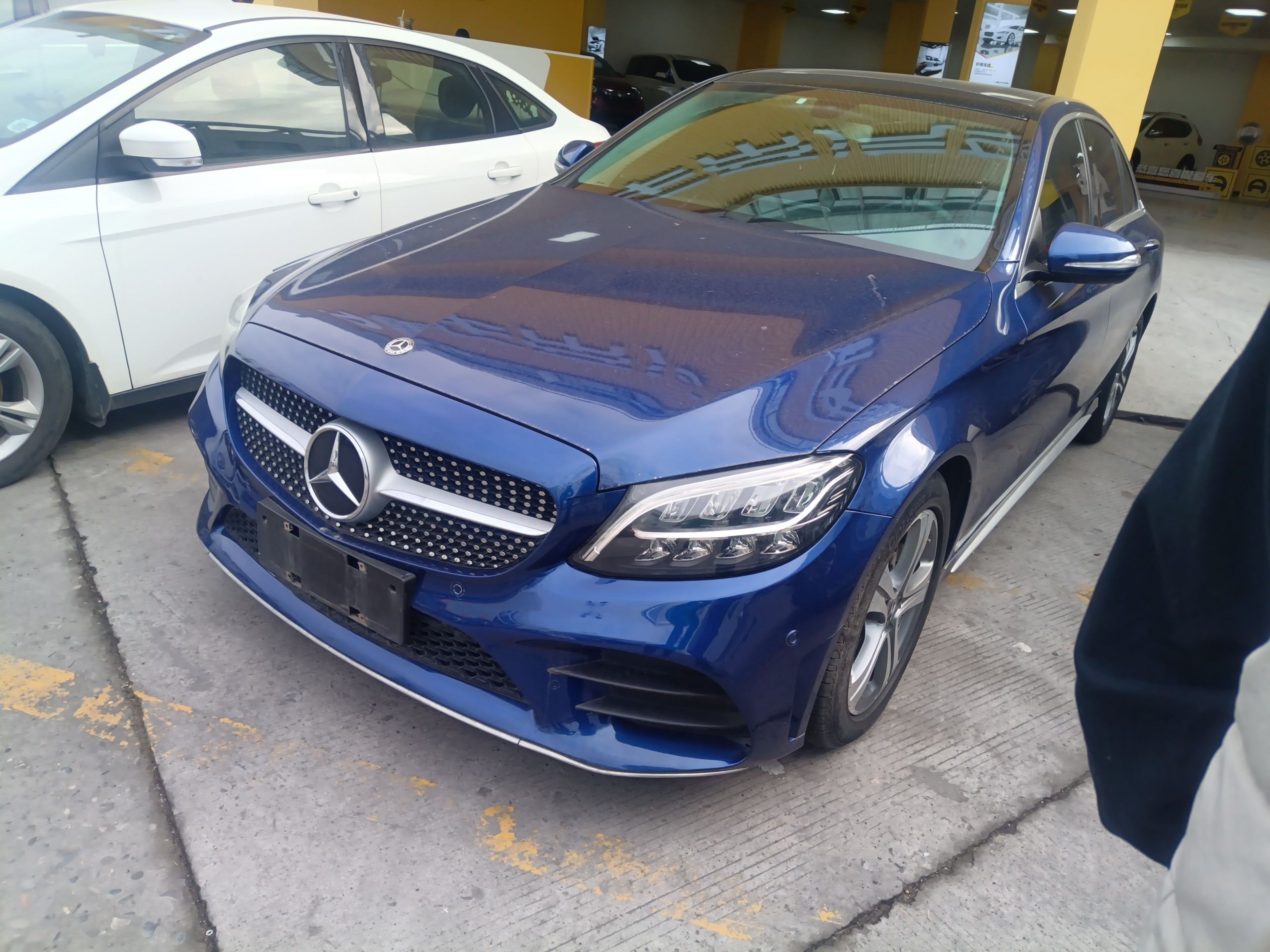 تحت مقدمة السيارة