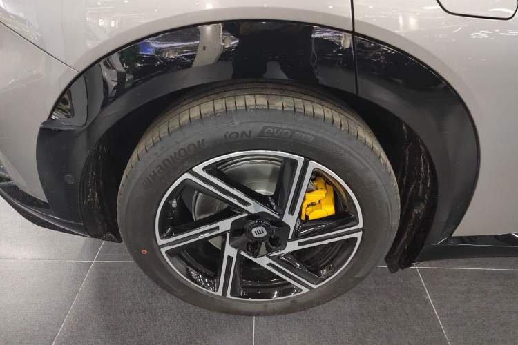 Used  YU7 2025 Ultra-Long Range All-Wheel Drive Pro Version
