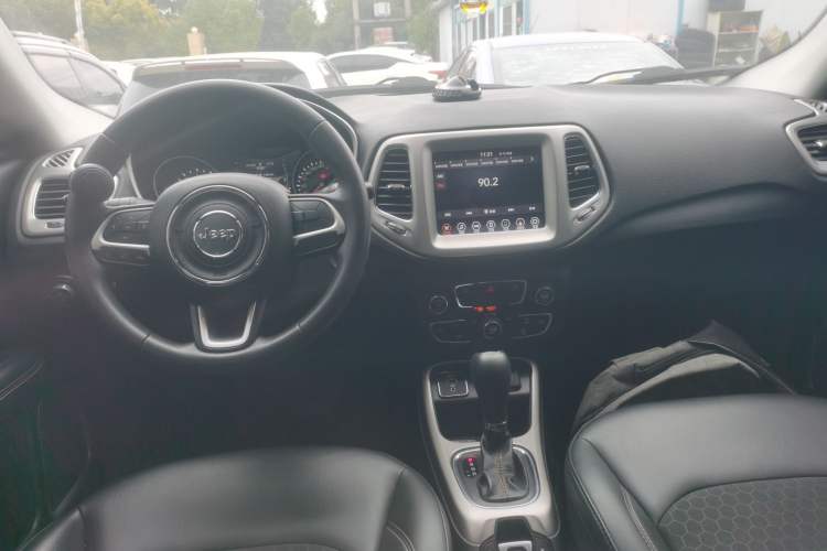 Used  Compass 2019 220T Automatic Enjoyment Version

