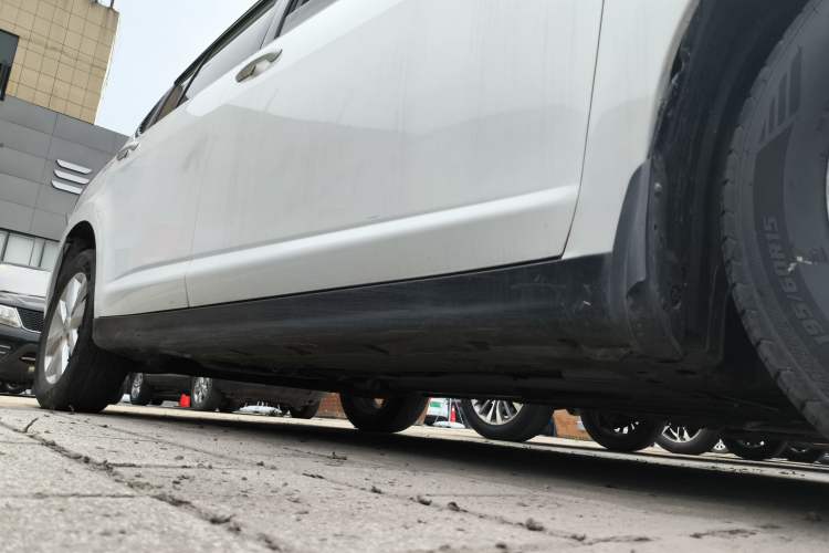 Used Venucia R50 2015 1.6L Manual Fashion Edition
