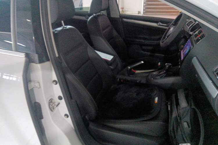 Used Volkswagen Sagitar 2015 230TSI Automatic Comfort Version
