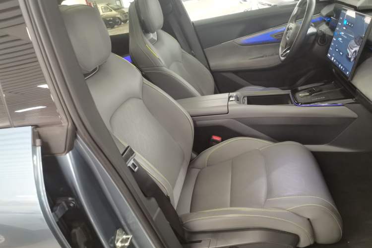 Used Lynk & Co 08 EM-P 2025 220 km All-Wheel-Drive Performance Halo
