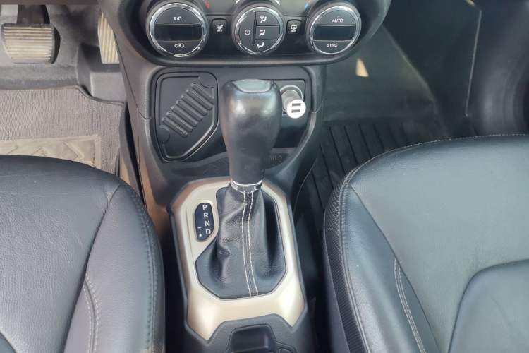 Used  Renegade 2017 180T Automatic Smart Version
