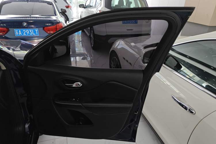 Used  Cherokee 2017 2.4L Leading Smart Edition
