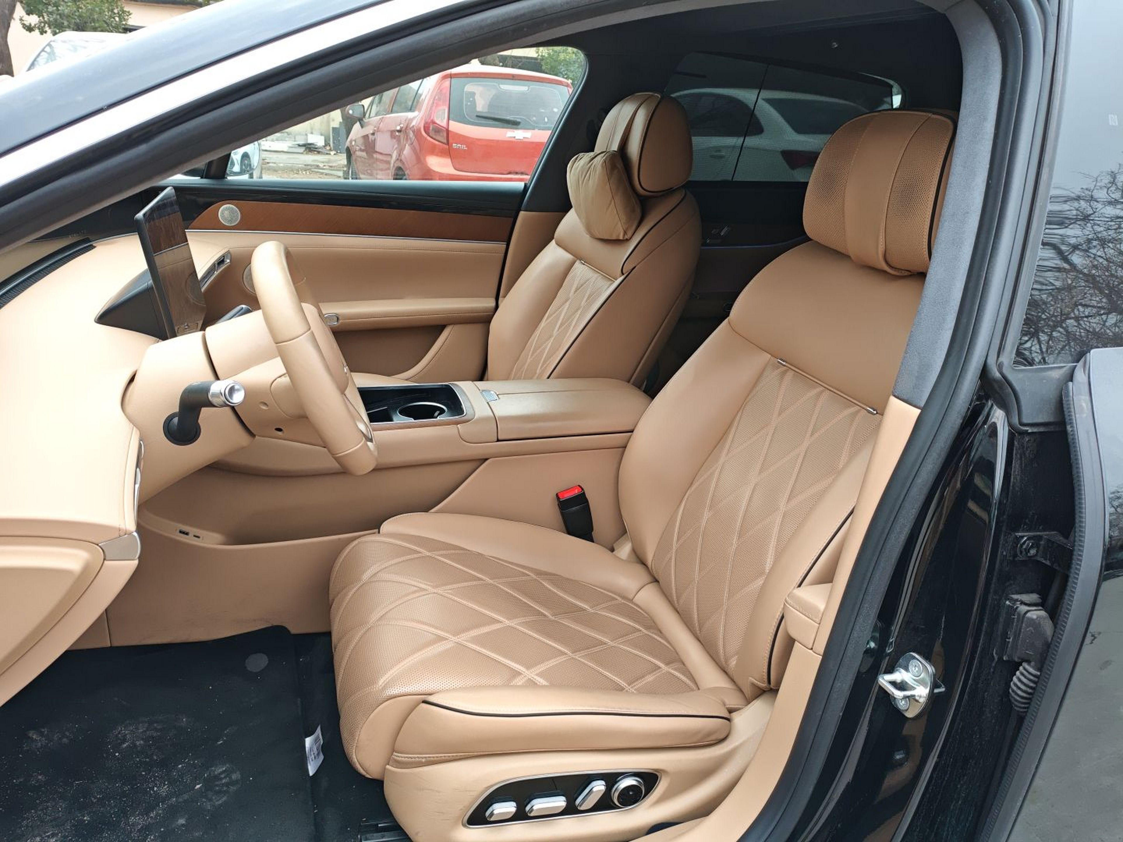 المقاعد الأمامية داخل السيارة