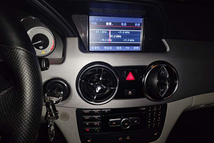 Used Mercedes-Benz GLK-Class 2013 GLK 300 4MATIC Dynamic Sunroof Model