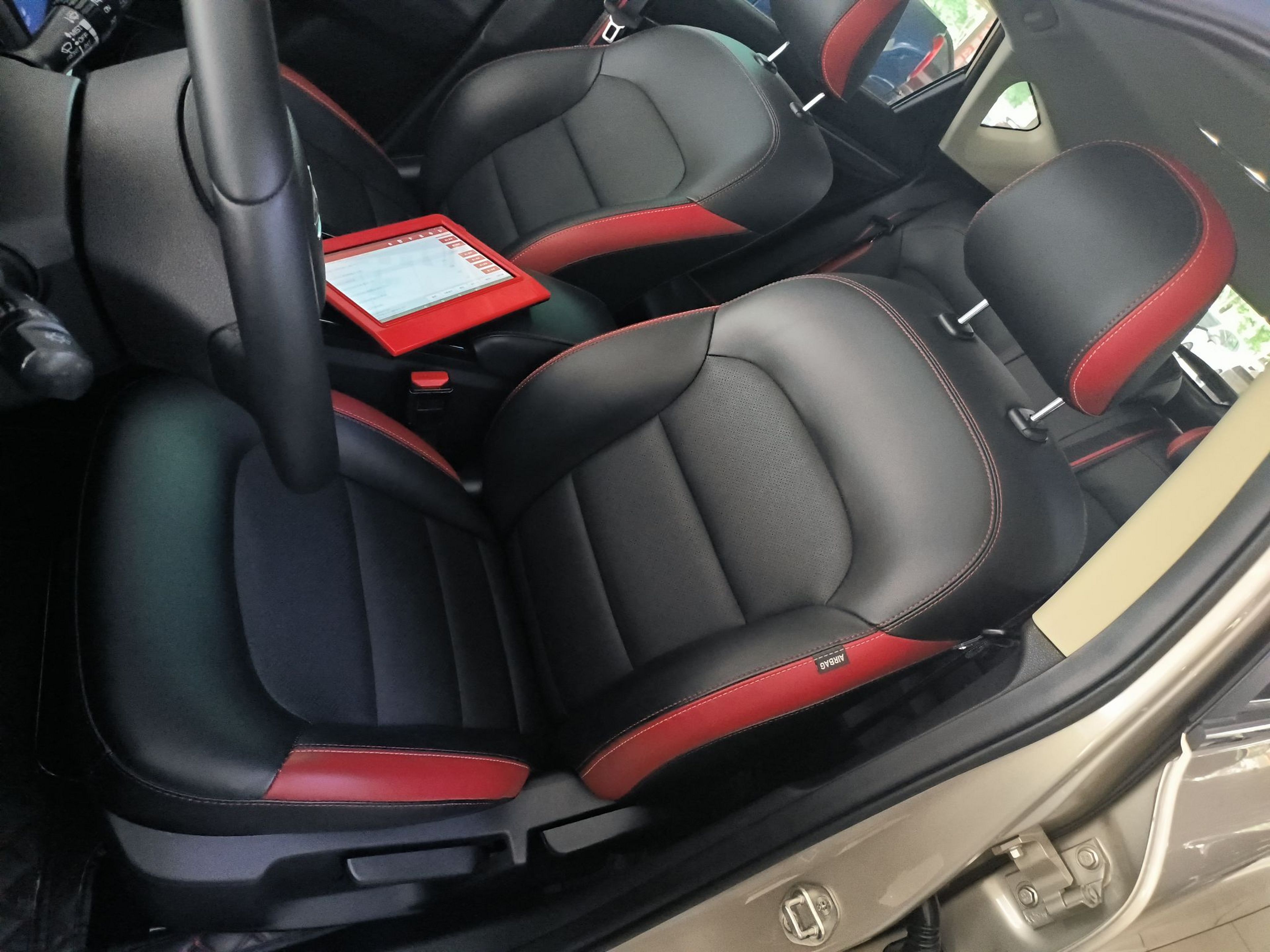 المقاعد الأمامية داخل السيارة