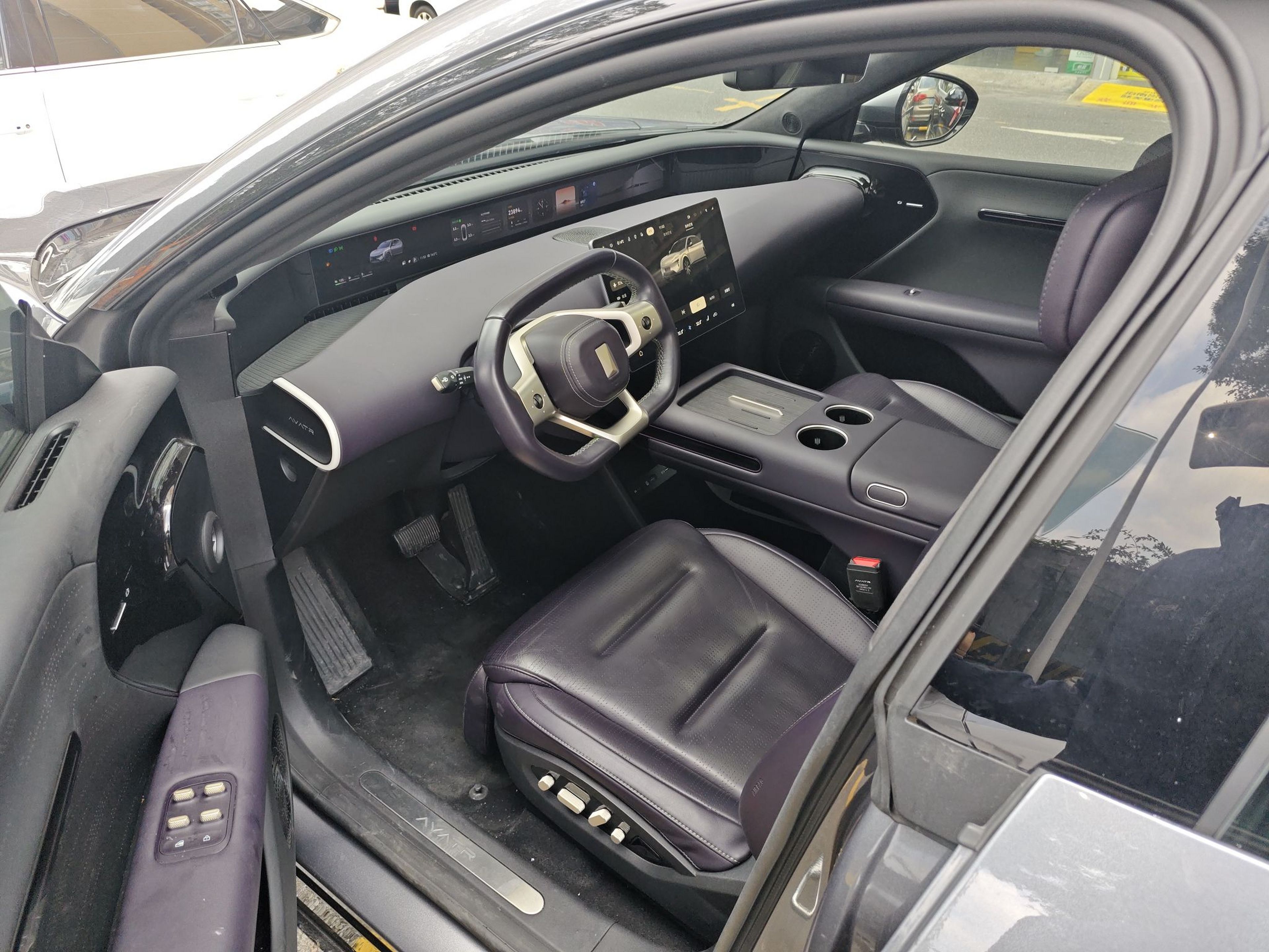 المقاعد الأمامية داخل السيارة