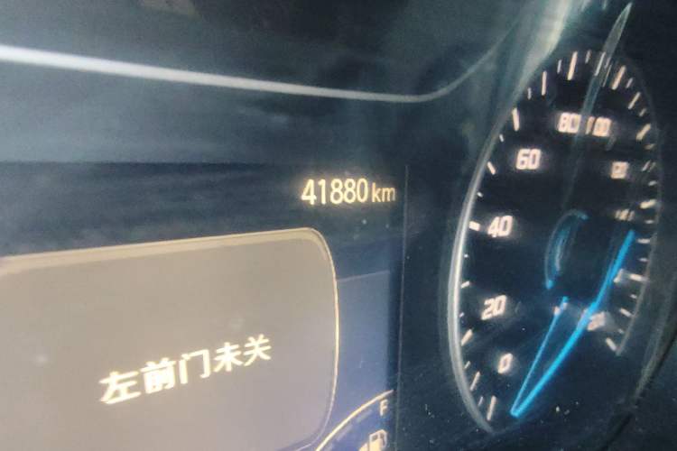 Used JMC Fushun 2023 2.0T Manual Short-Wheelbase Mid-Roof Commercial Van Transporter 2/3 Seats
