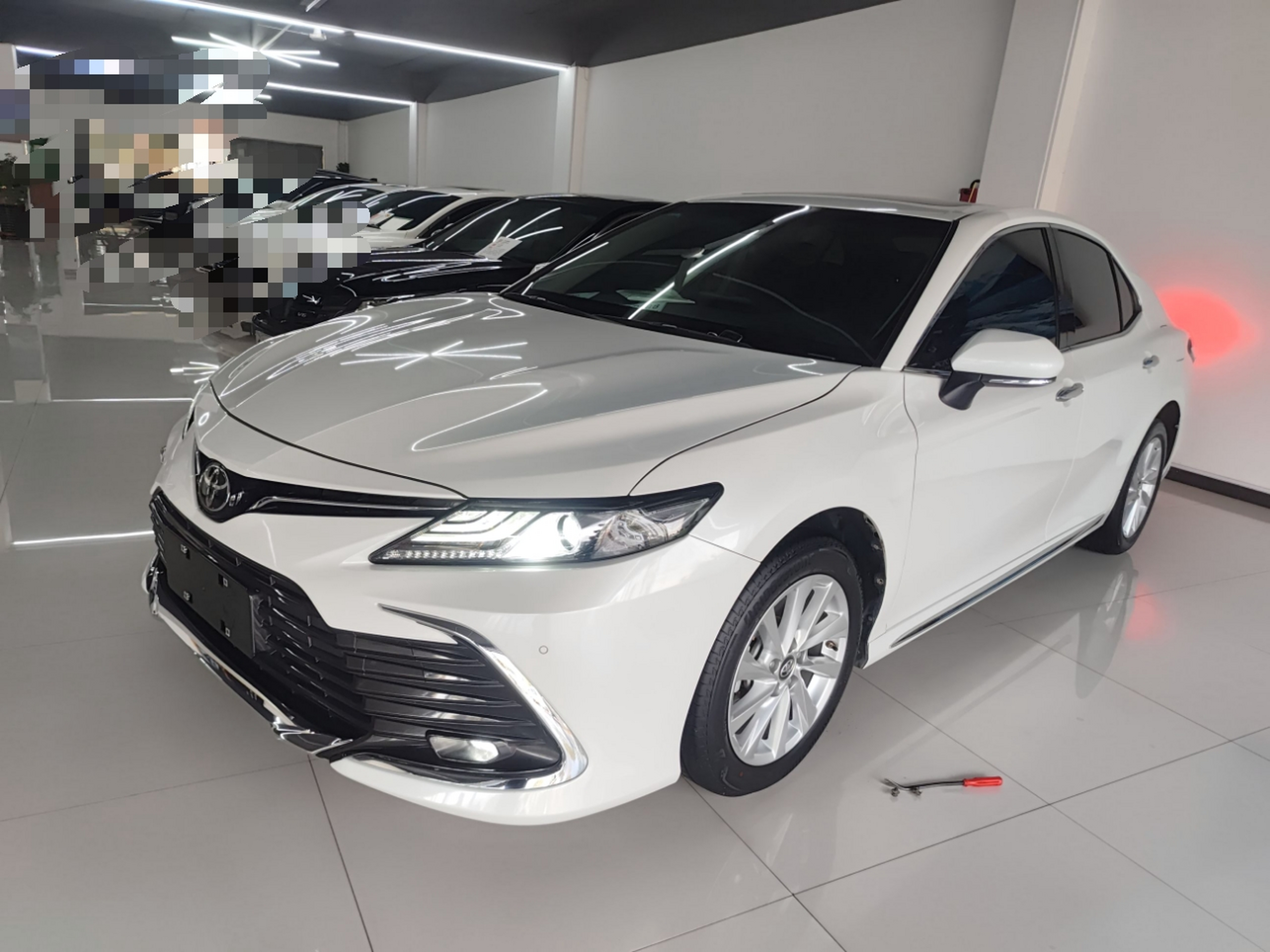 تحت مقدمة السيارة