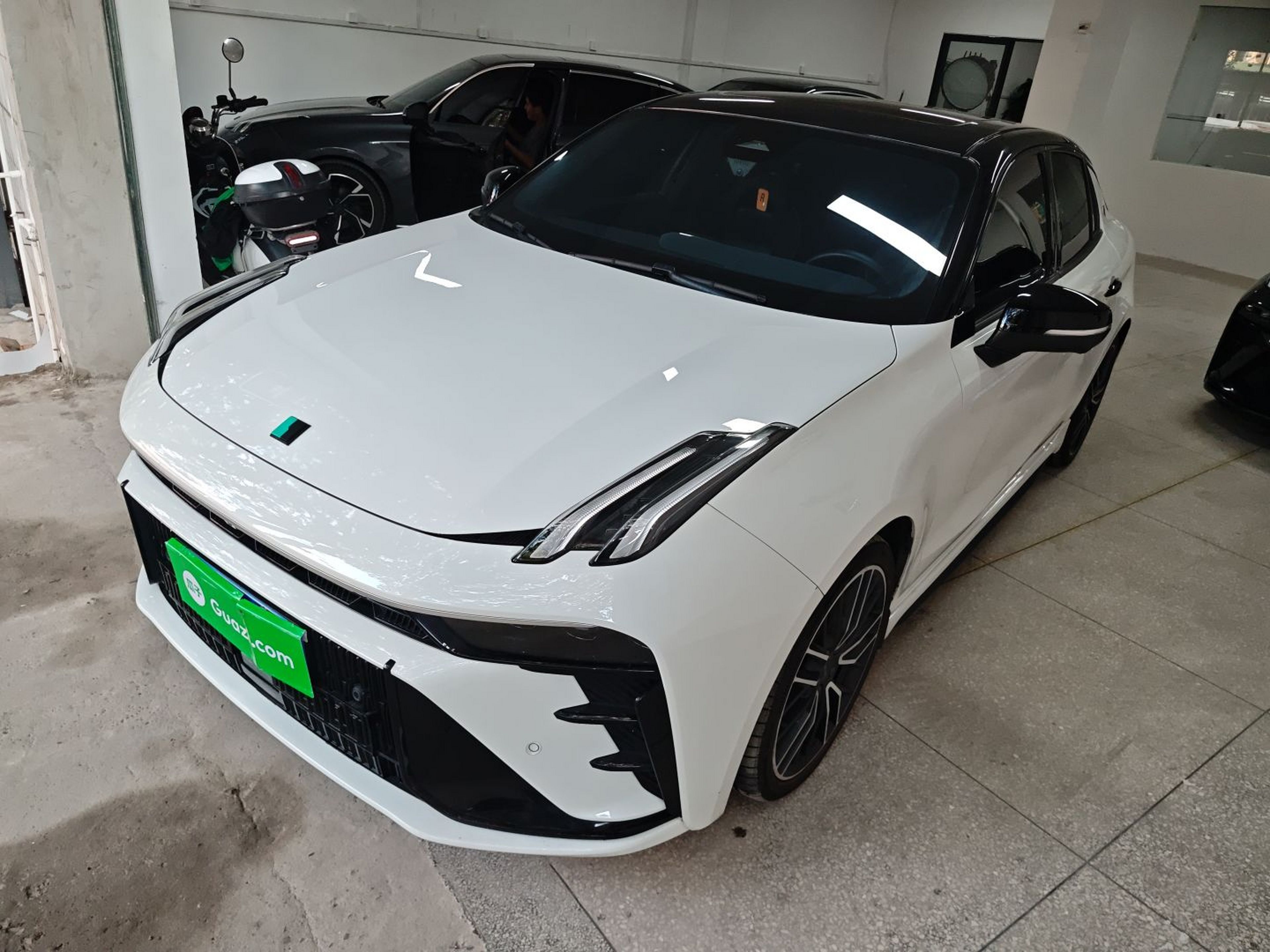 Под передней частью автомобиля