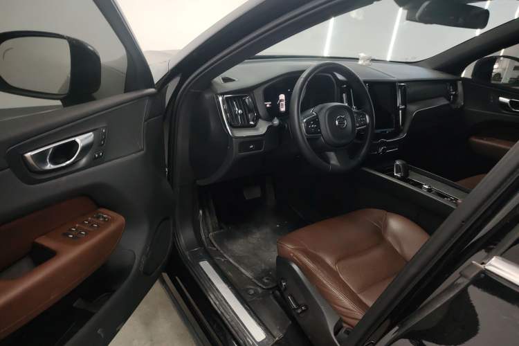 Used Volvo XC60 2024 B5 4x4 Smart Luxury Edition
