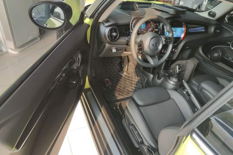 Used  MINI 2023 1.5T COOPER Artist
