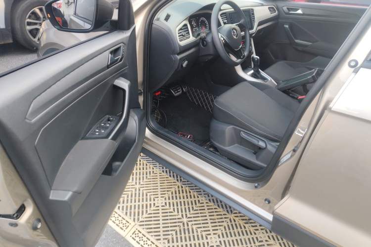 Used Volkswagen T-ROC 2018 230TSI DSG Two-Wheel Drive Fashion Edition China V Standard