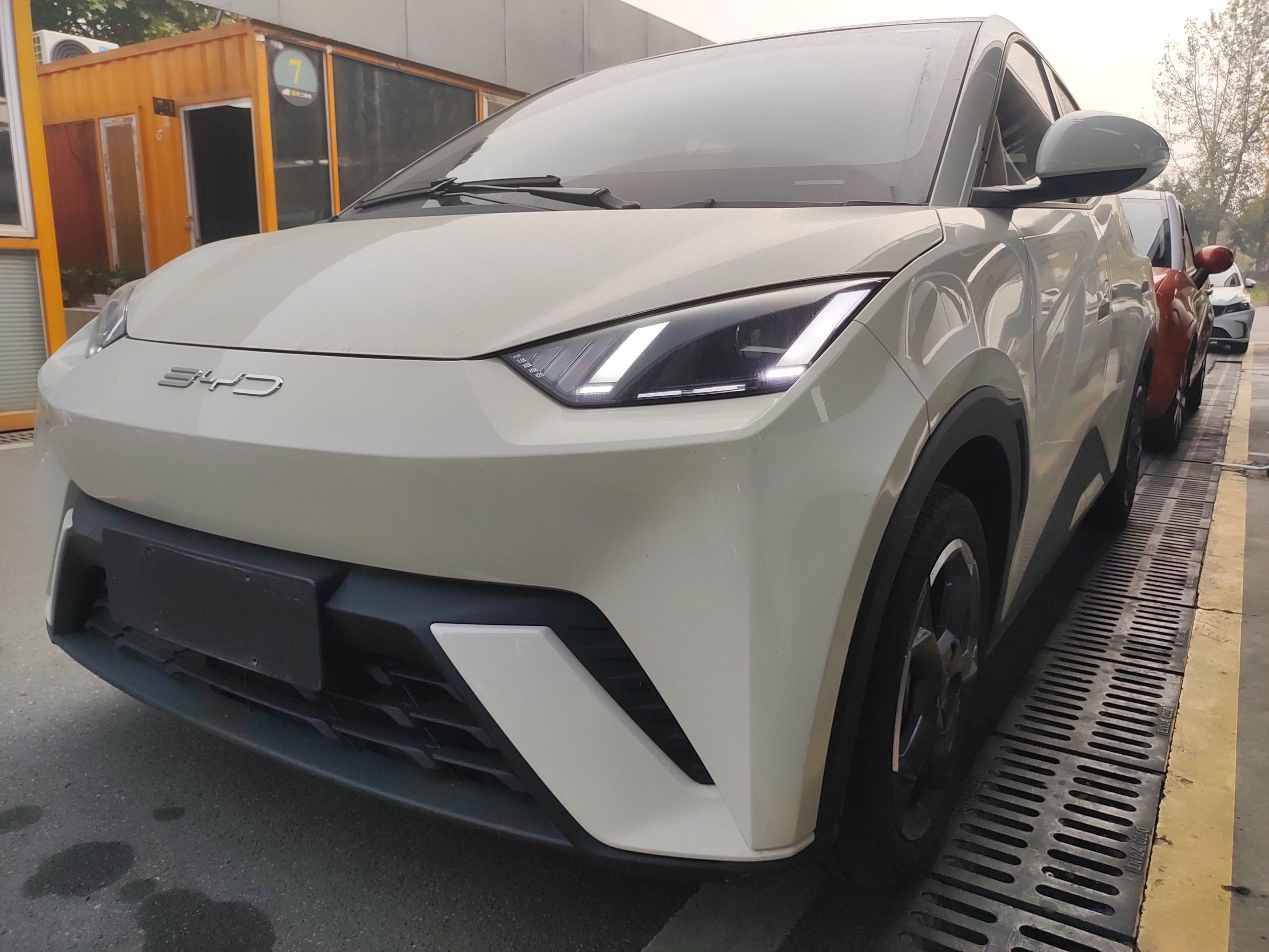 تحت مقدمة السيارة