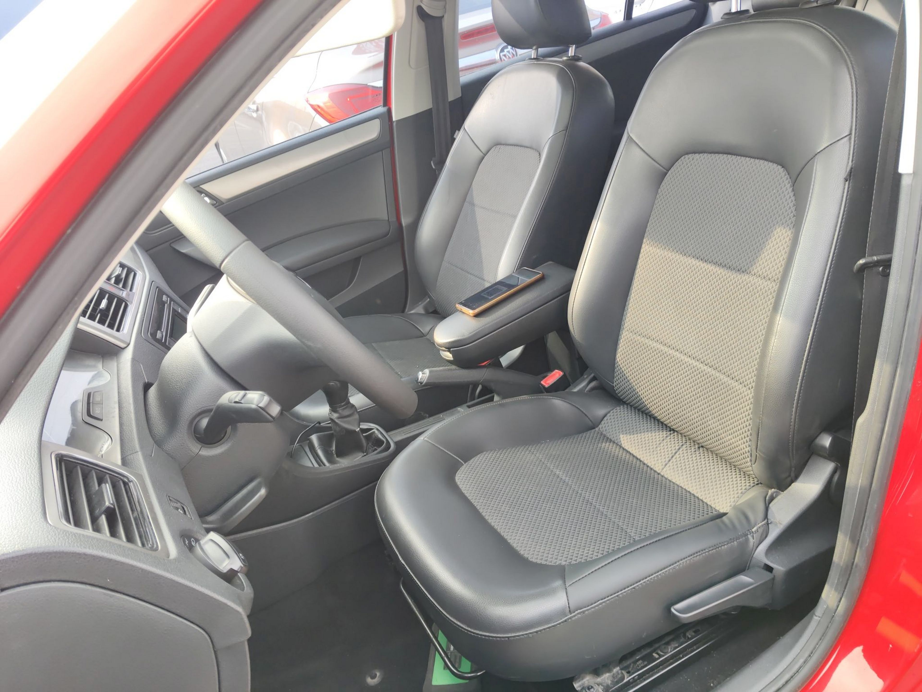 Переднее сиденье в автомобиле