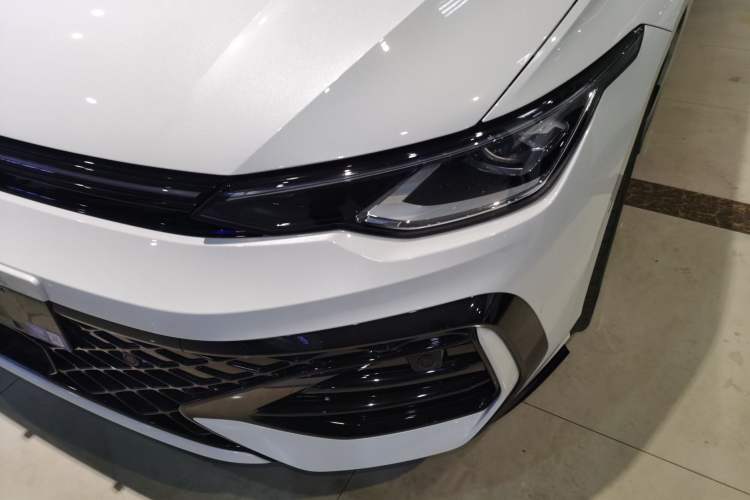 Used Volkswagen Golf 2025 300TSI R-Line
