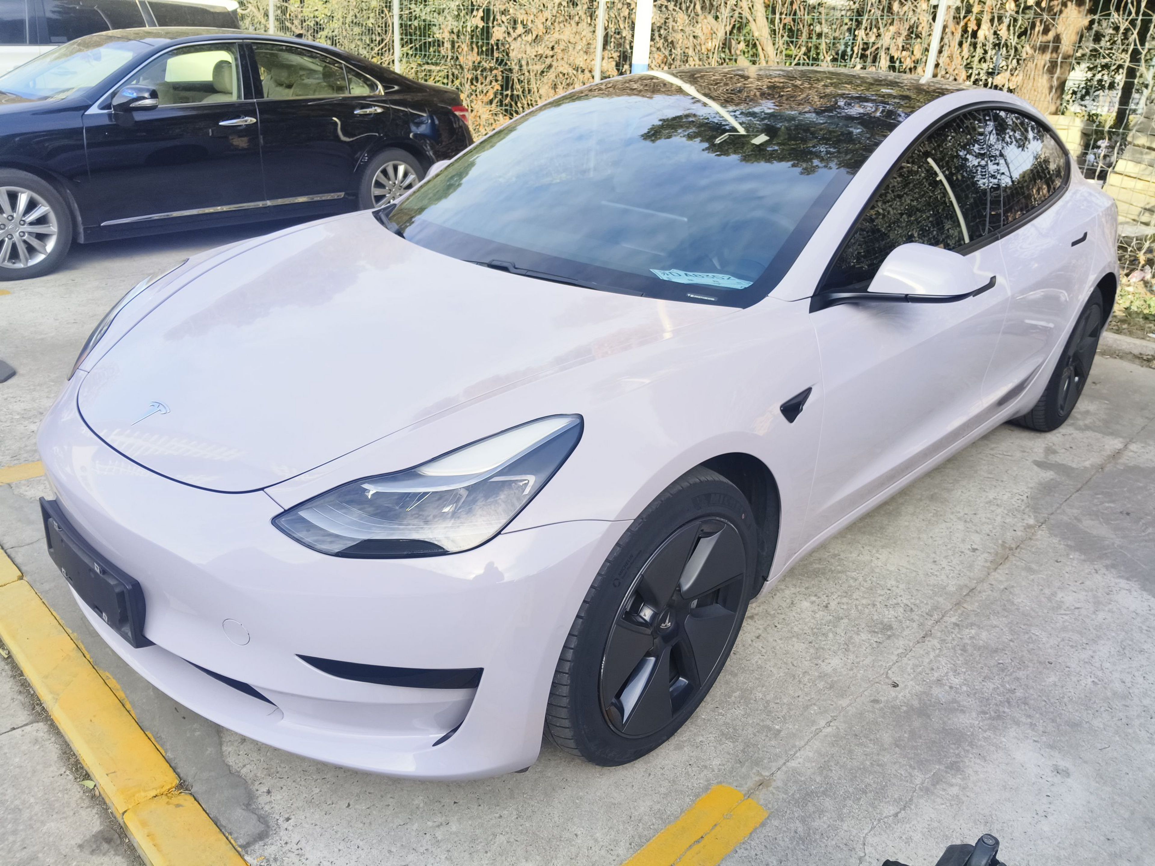 Под передней частью автомобиля