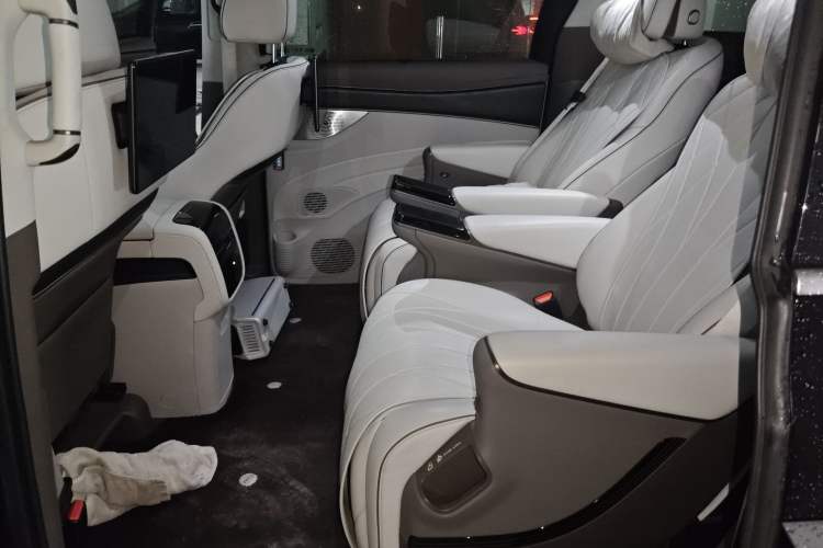 Used Denza D9 2022 DM-i 970 Four-Wheel Drive Prestige Model
