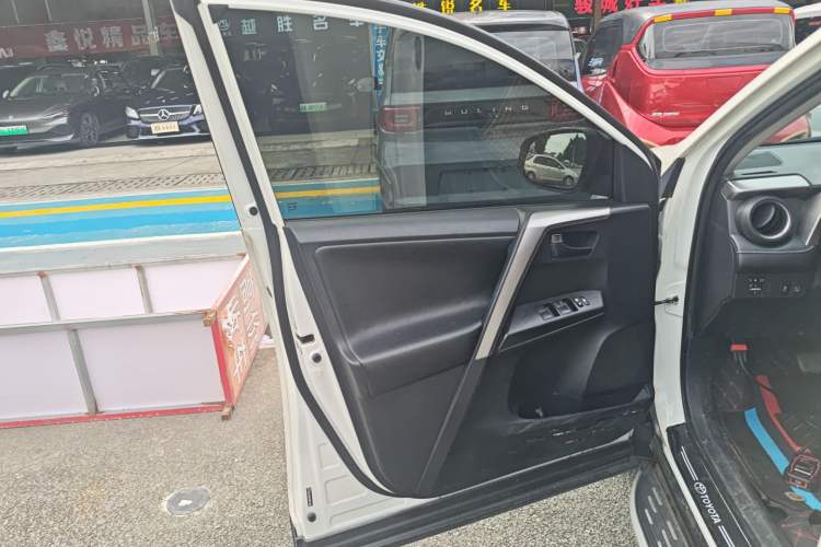 Used Toyota RAV4 2019 2.0L CVT Two-Wheel Drive Fashion X Limited Edition China VI Standard
