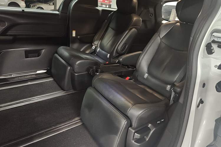 Used Toyota Sienna 2023 2.5L Hybrid Deluxe Edition
