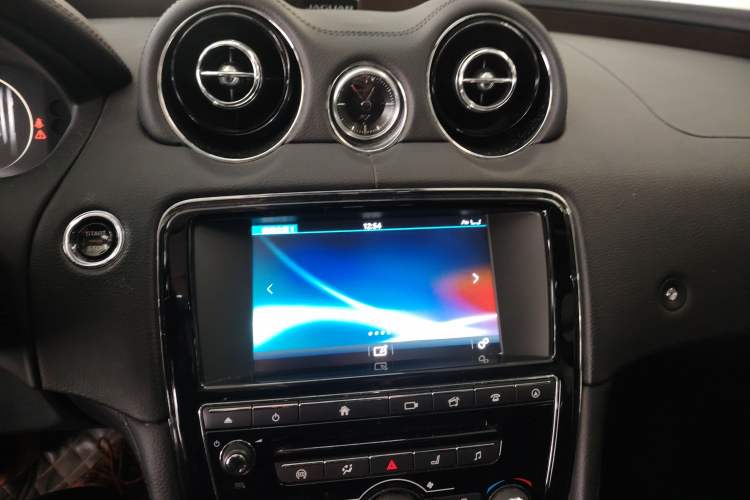 Used Jaguar XJ 2016 XJL 2.0T Two-Wheel-Drive Elegant Business Edition
