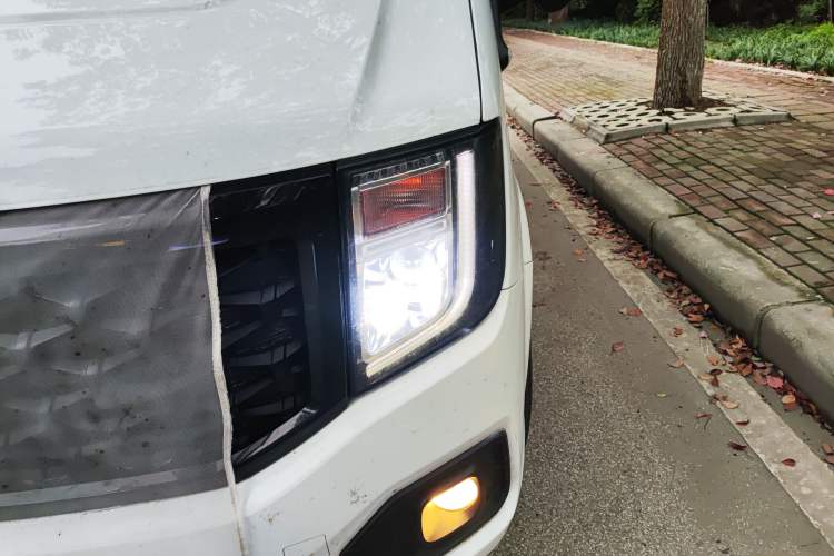 Used JMC Fushun 2023 2.0T Automatic Mid-Range High-Roof Commercial Multi-Purpose 7-Seater Passenger Vehicle
