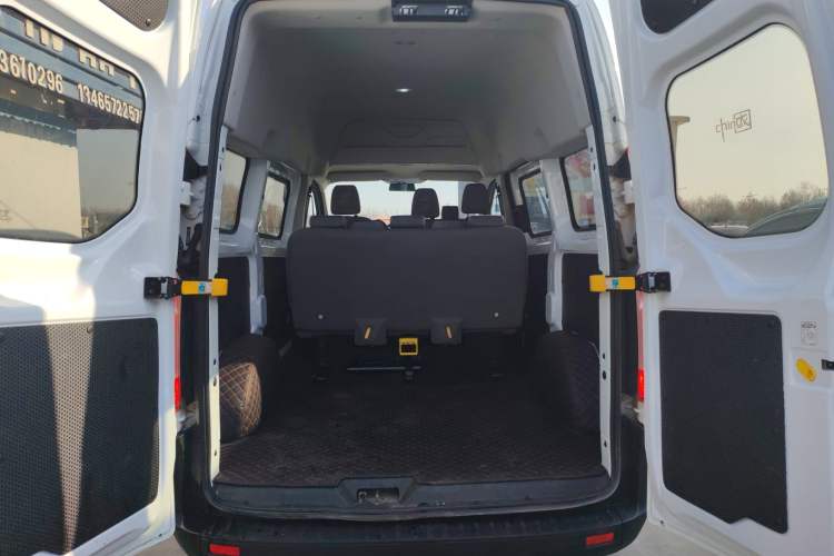 Used Ford Transit 2019 2.0T Diesel Multi-Purpose Commercial Vehicle Short Wheelbase Mid-Roof Design 6-Seater China VI Standard

