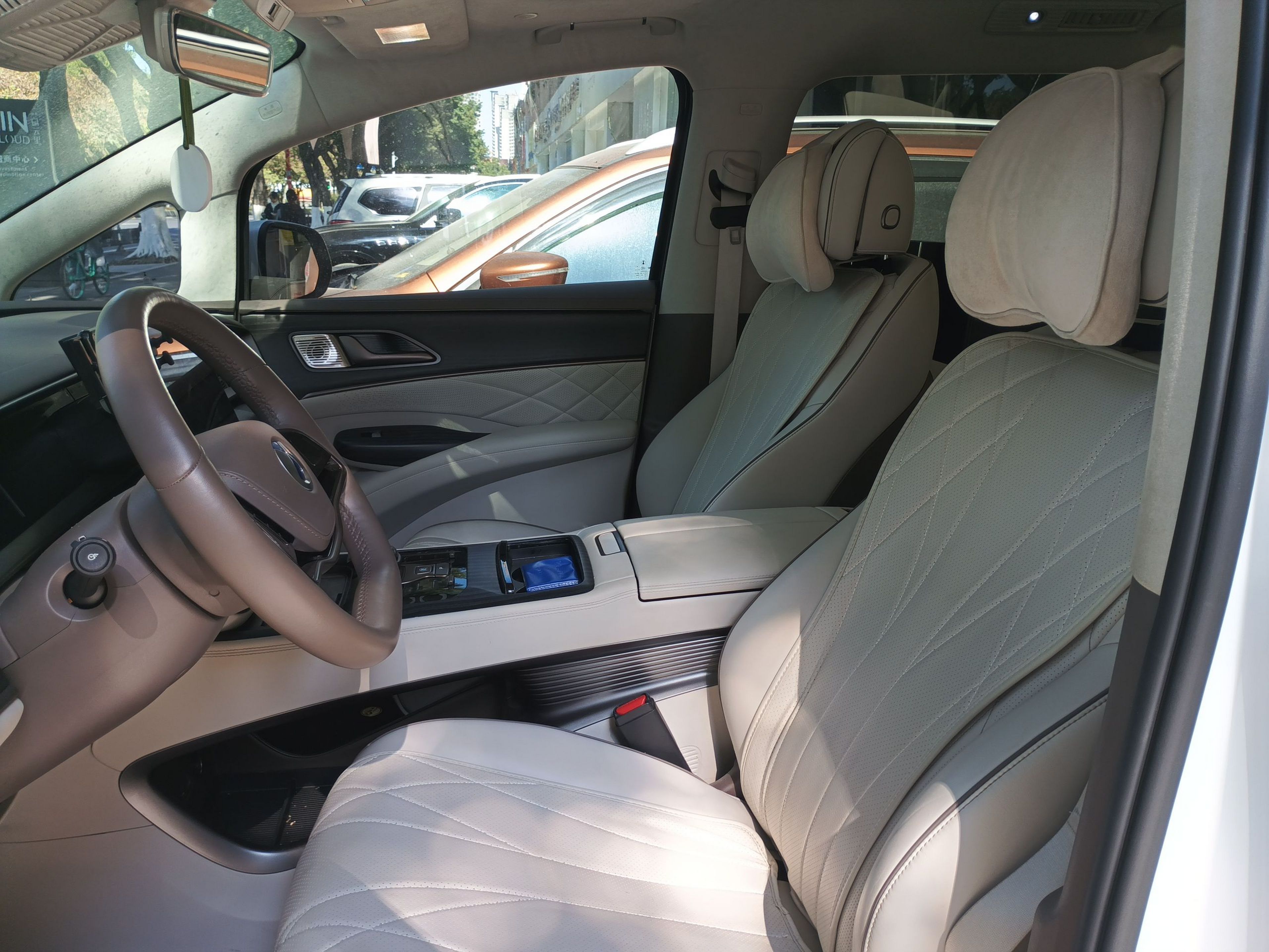 المقاعد الأمامية داخل السيارة