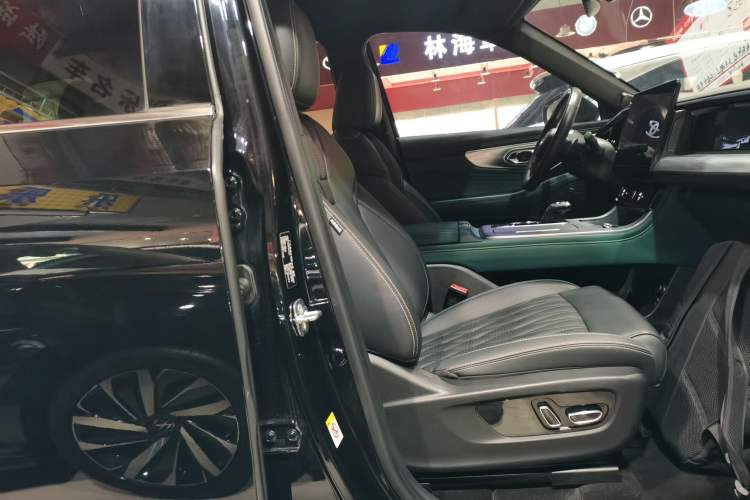 Used GAC Trumpchi GS8 2022 Linghang Series 2.0 TGDI Two-Wheel Drive Luxury Smart Connectivity Version (6 Seats)
