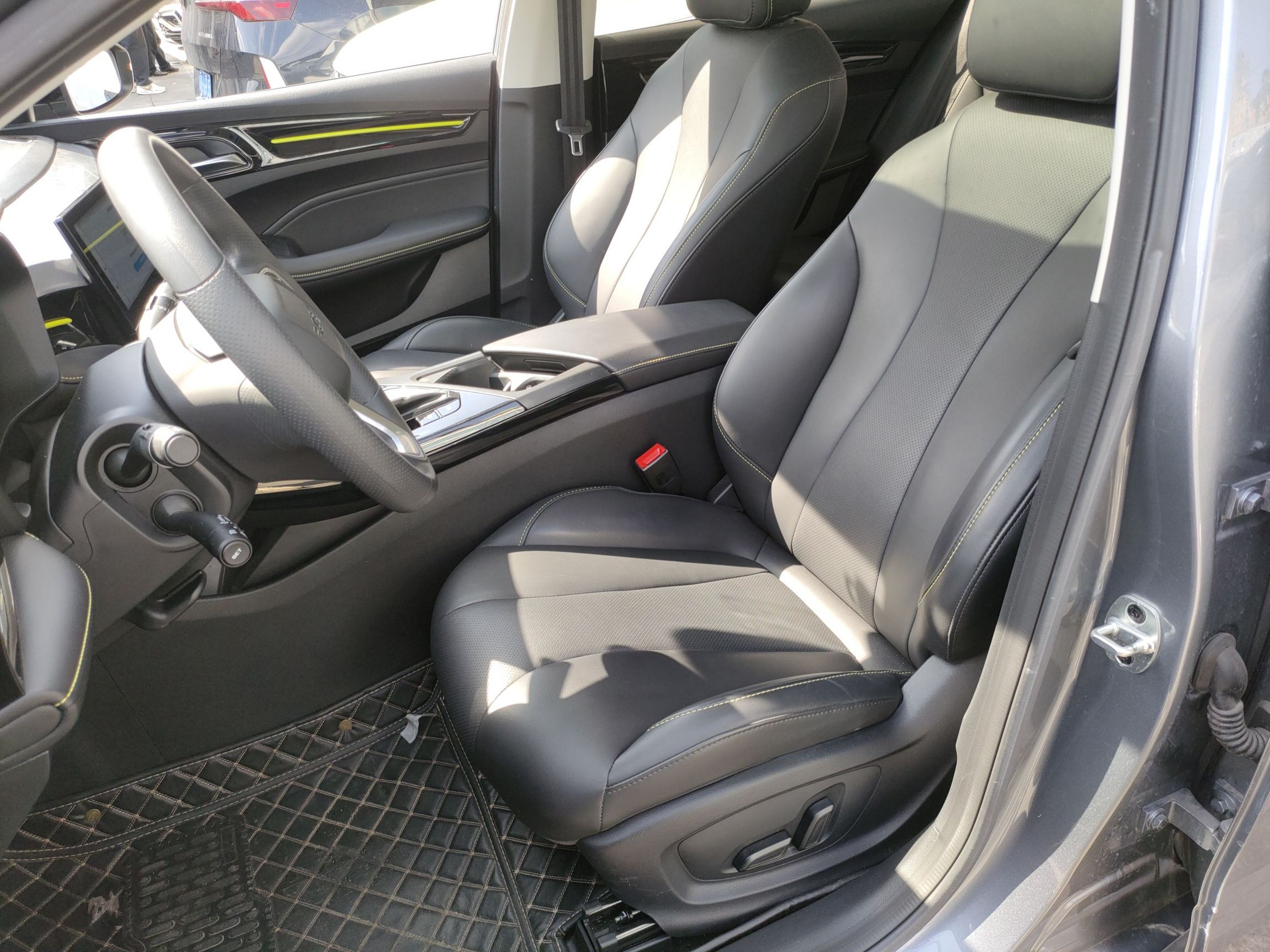 Переднее сиденье в автомобиле